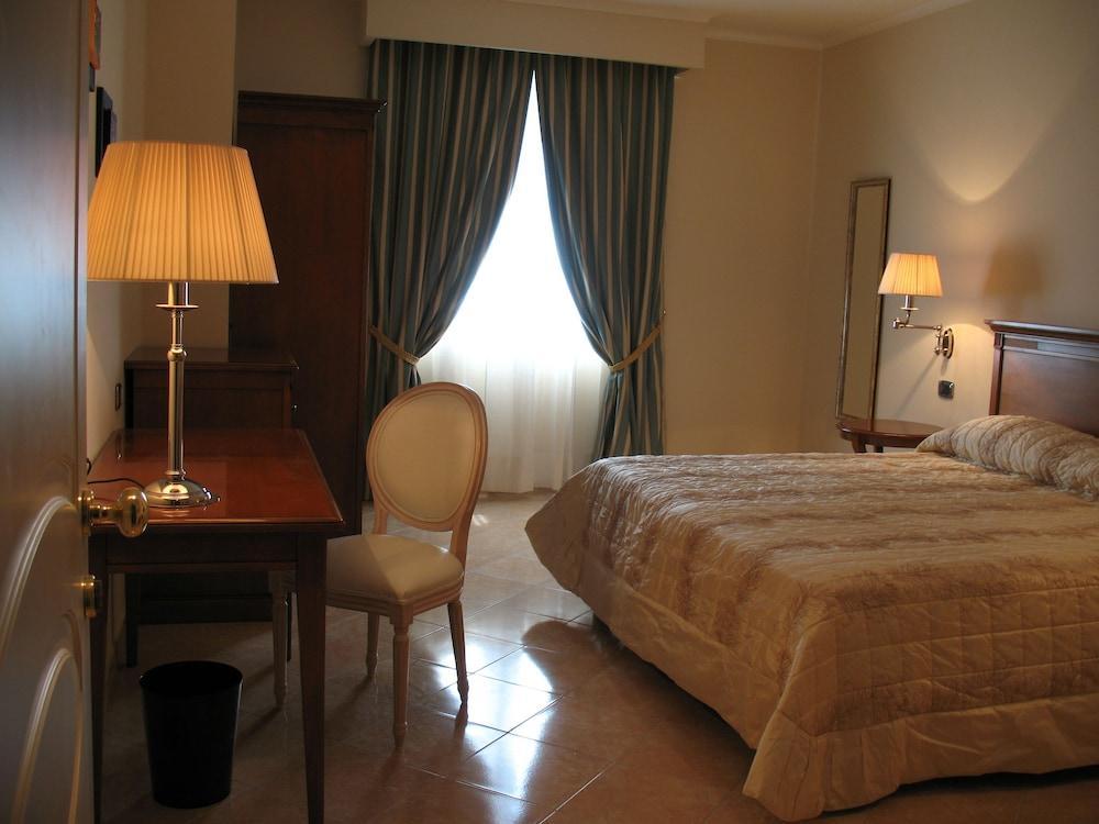 קרוטונה Hotel San Giorgio מראה חיצוני תמונה